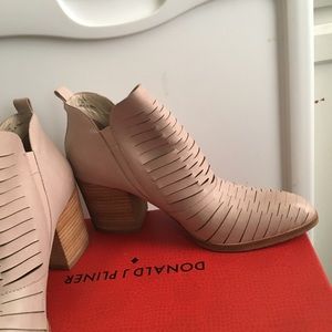Donald Pliner Elton cut out bootie Size 8.5